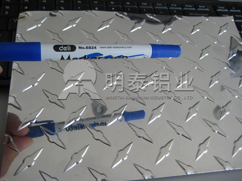 3003-H22花紋鋁板_工具箱用指針型花紋鋁板多少錢一噸？